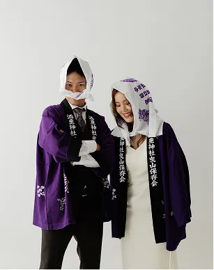 衣装をまとって並ぶ新郎新婦